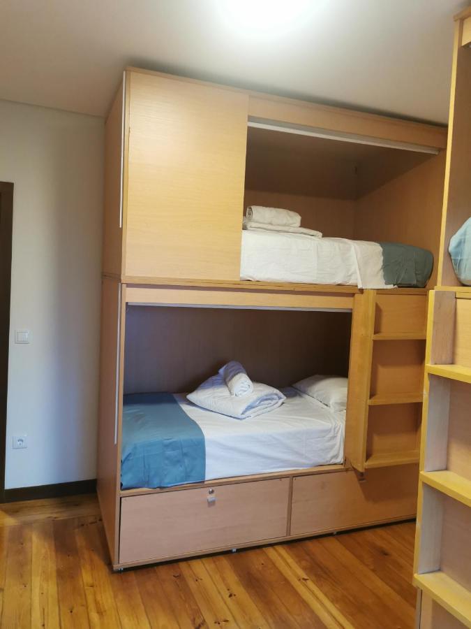 Casa de banho com mármore e duche em vidro