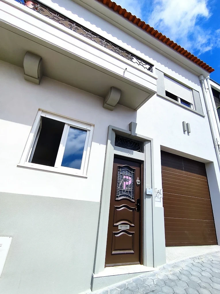 Fachada e Entrada Oficial - Rua Dom Dinis 71